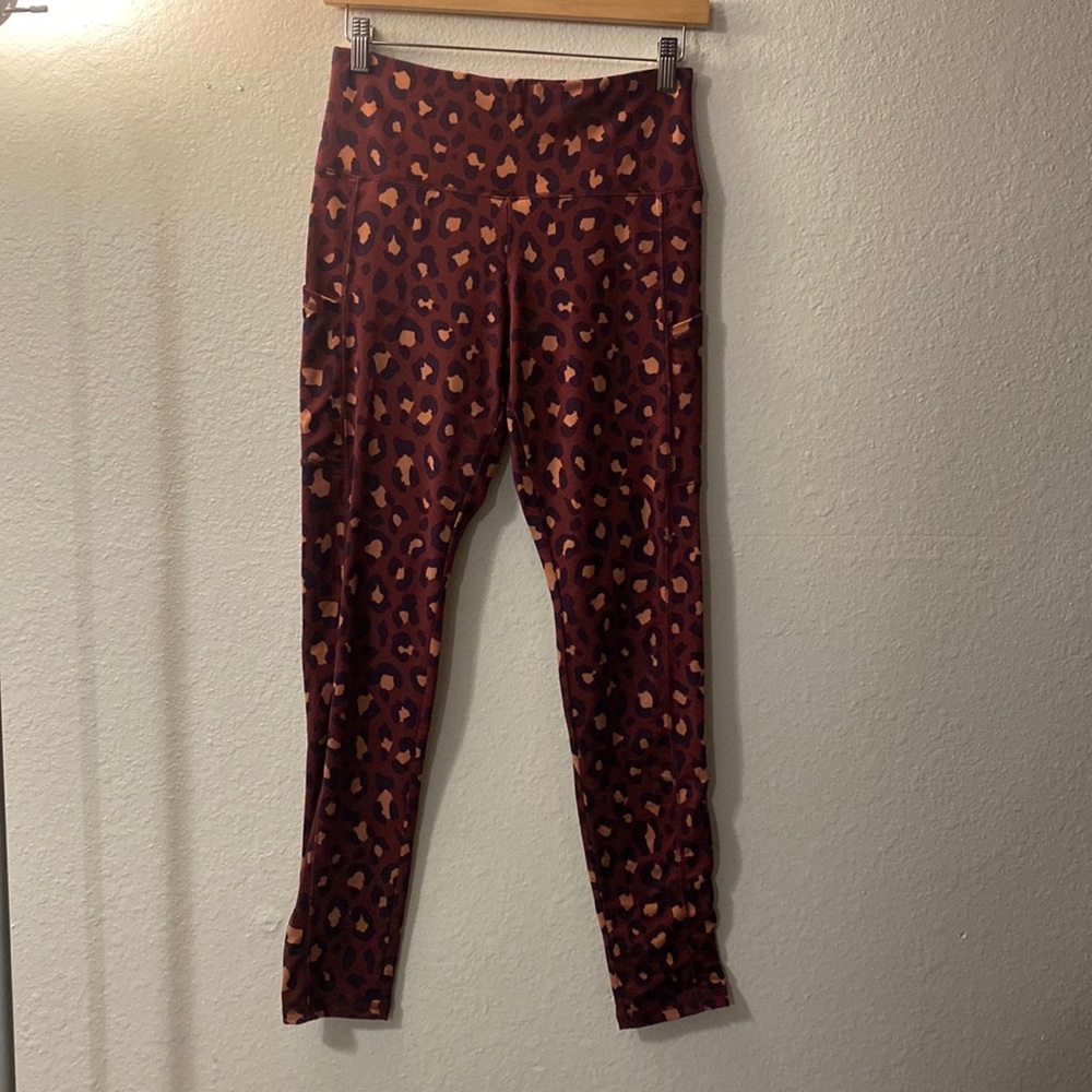Medium but fits like a large. Very stretchy, soft & comfy.